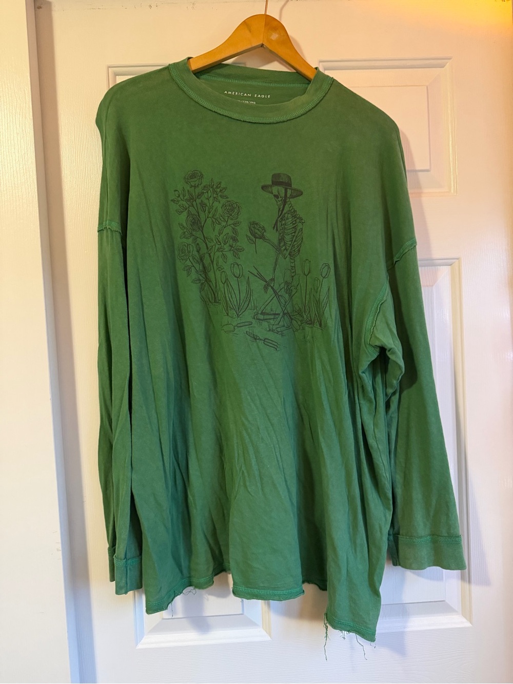 American Eagle Women’s Long Sleeve Tee-Size XXL-Green with skeleton/flowers